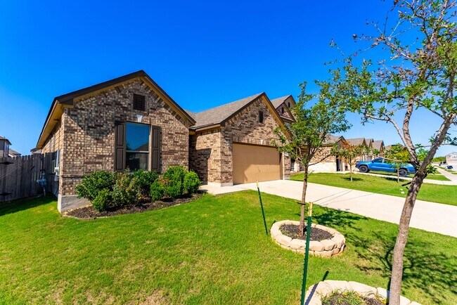Building Photo - Elegantly Spacious 3-Bed, 2-Bath Home in Round Rock