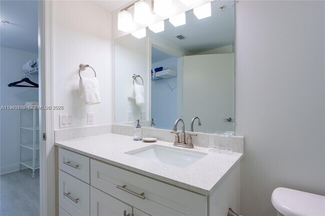 Building Photo - 1750 N Bayshore Dr