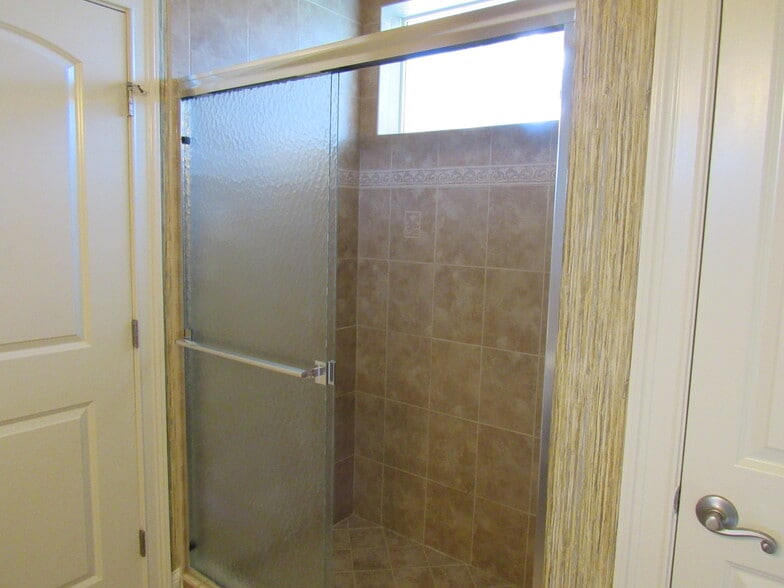 Step-in shower - 3507 Sonesta Ct