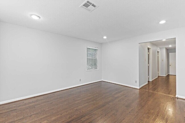Building Photo - 118 E Thornton Rd