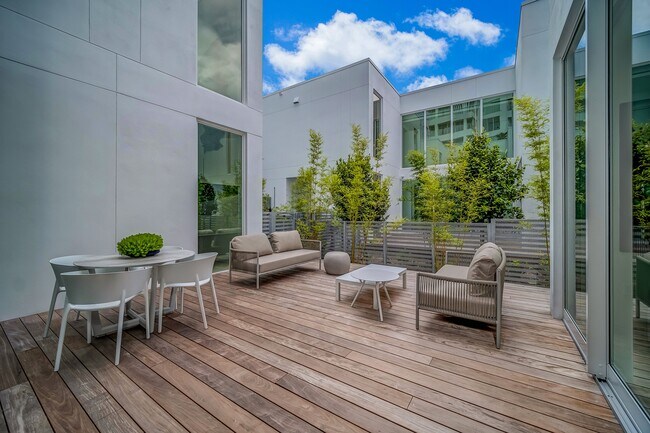 Building Photo - 1011 W 48th St