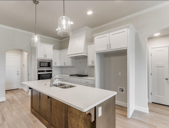 Building Photo - You Could Call This Beautiful 4-Bed, 2-Bat...