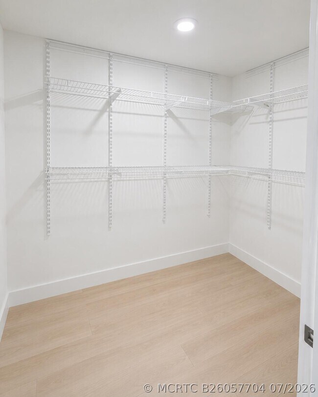 Building Photo - 540 Brickell Key Dr