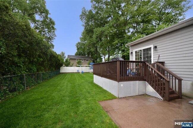 Building Photo - 40-10 Terhune Pl