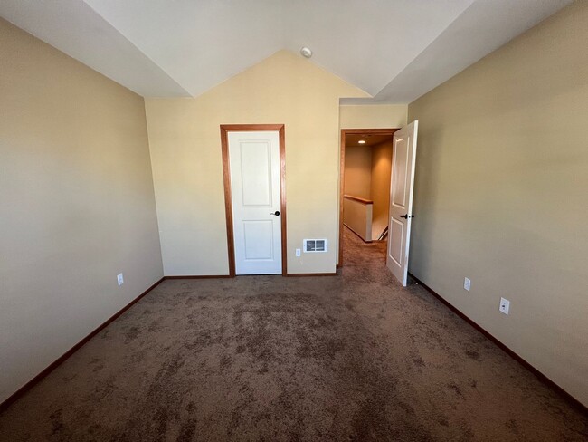 Building Photo - Spacious 2 Bed 2.5 Bath Townhome with Atta...