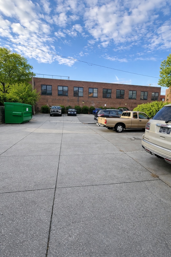 Building Photo - 209 W Fifth Ave