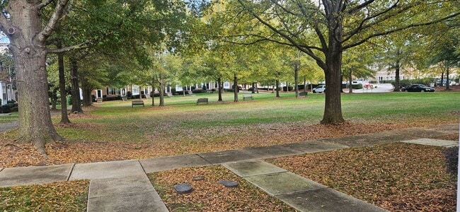 Building Photo - Darling 2br/2.5ba end unit townhome in Exc...