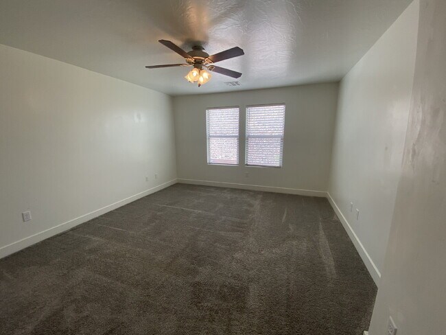 Building Photo - "Spacious 4-Bedroom Townhouse Retreat on S...