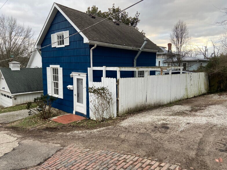 Primary Photo - 146 E State St