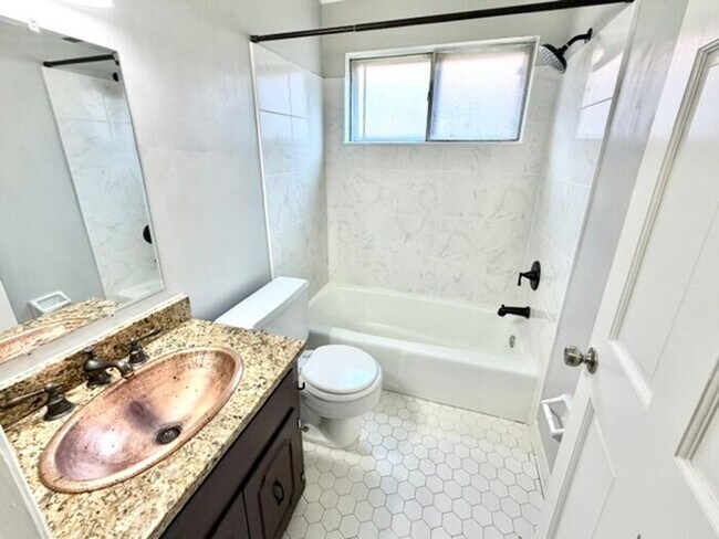Building Photo - Fantastic 4 Bedroom 2 Bath Home with Office Space In Bartlett