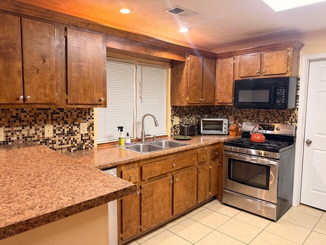 Building Photo - 3739 Leisure Woods Dr