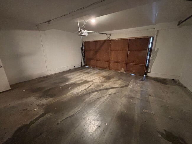Building Photo - Turnkey 3 bedroom, 2.5 bathroom condo avai...