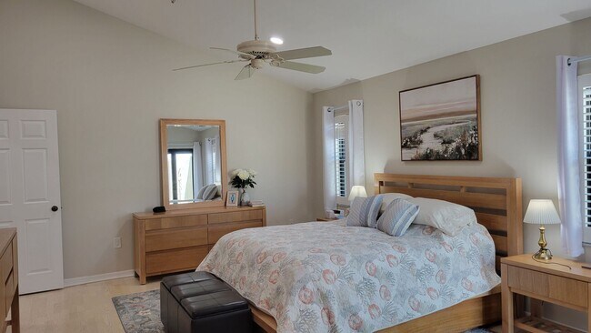 Building Photo - Seasonal/short term renovated 3/3 villa with golf course views on Longboat Key!
