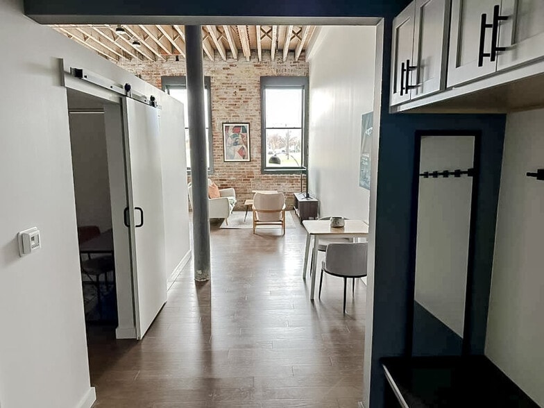 Building Photo - 403 W 4th St N