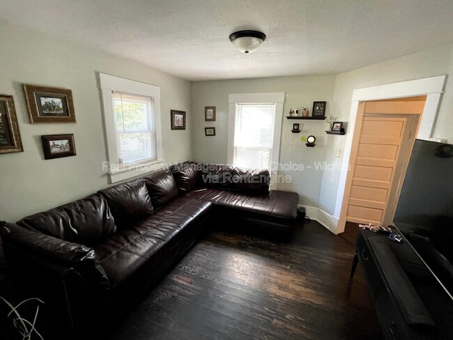 Building Photo - 830 S Fern St