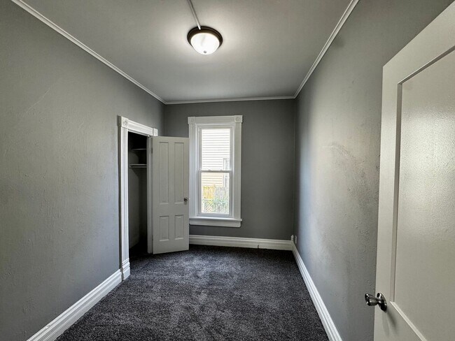Building Photo - 410 9th St