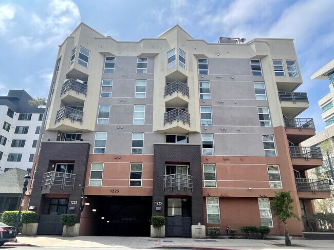 Building Photo - Large upgraded 1 Bdrm, 1 Bath w/storage ro...