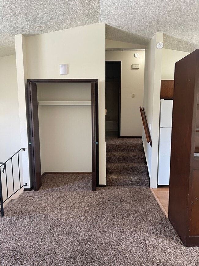 Building Photo - PENDING APPLICATION 2 Bedroom Duplex in Sp...