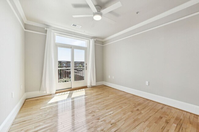 Building Photo - Available Now! 2 Bed/2 Bath With Parking I...