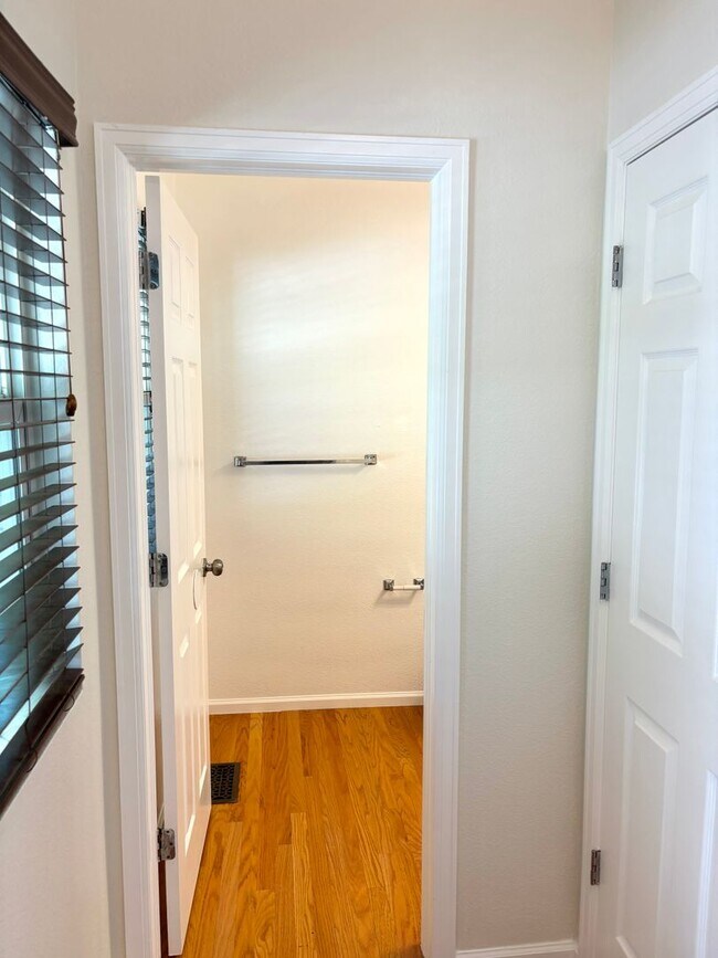 Building Photo - Beautiful 3bd, 3 bath single family home bedroom for rent in Aurora 80016