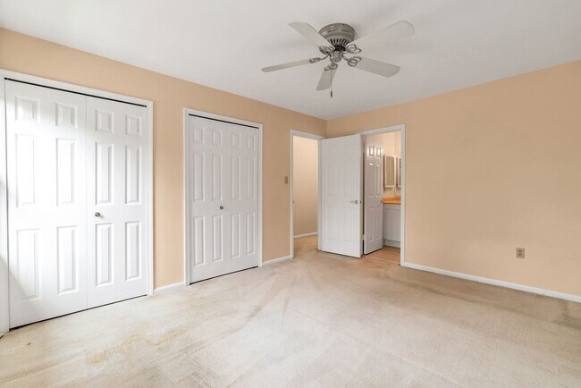 Building Photo - Very Charming 3 Bedroom And 2.5 Bathroom Townhouse With Private Deck In Country Creek