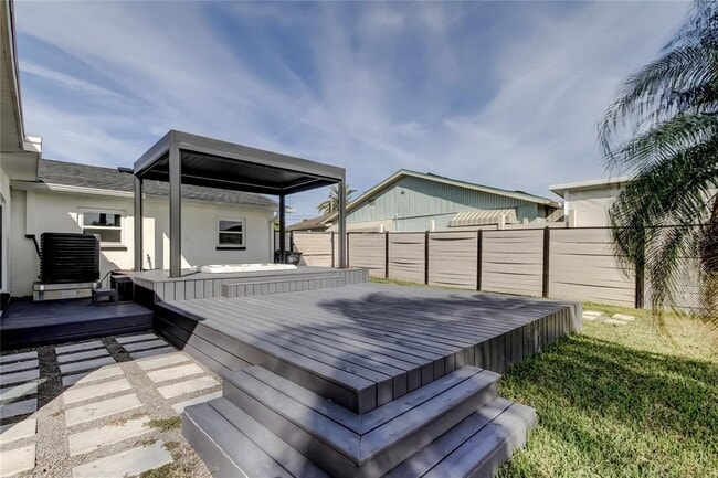 Building Photo - 8722 Elmwood Ln