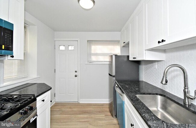 Building Photo - 5816 Knox St