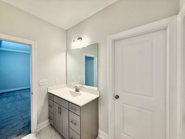 Building Photo - Stunning 5BD, 3BA Raleigh Home Within the ...