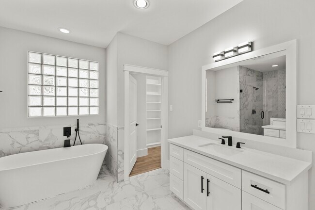 Building Photo - 1421 W 23rd St