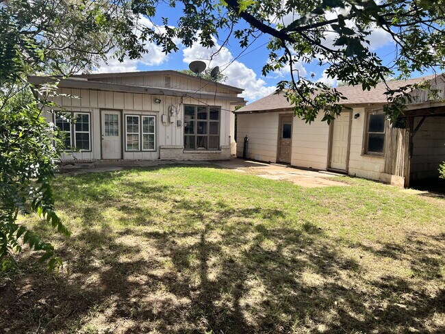 Building Photo - Large 2/1.5 with 2 Living Areas