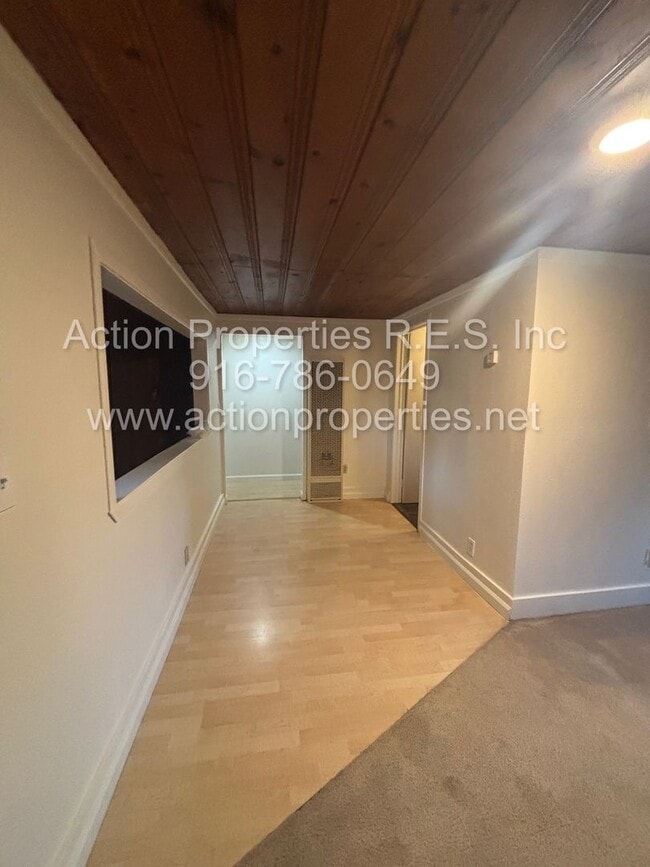 Building Photo - Central Roseville, 1 Bed, 1 Ba, Wall Air, Large Living Room, Bedroom Downstairs, Large Deck great...