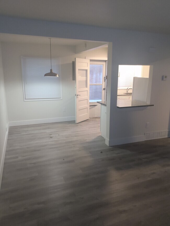 Building Photo - 1527 W Farnum Ave