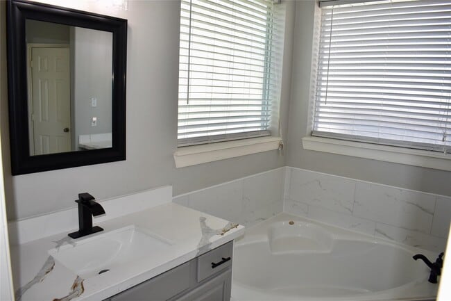 Building Photo - 21559 Kings Bend Dr