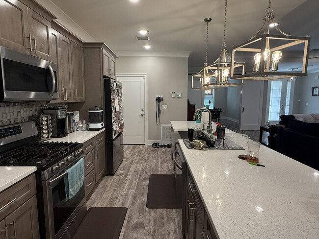 Building Photo - 1002 Gloria Ave