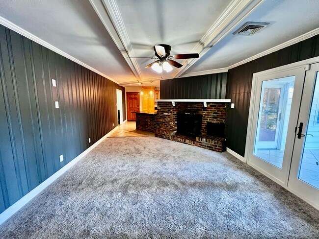 Building Photo - Brick ranch on half acre lot in Virginia B...