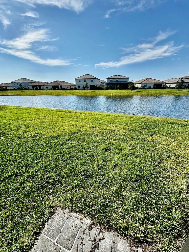 Building Photo - 15519 Sunny Day Dr
