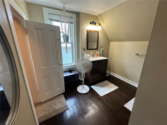 Building Photo - 613 3rd St SW