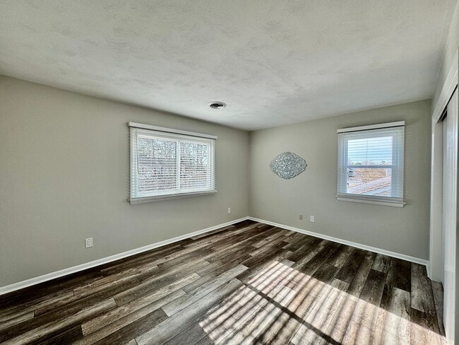 Building Photo - READY NOW!! Updated 5-Bedroom Home w/Fenced Backyard, Attached Garage  & Sunroom - Pet Friendly!