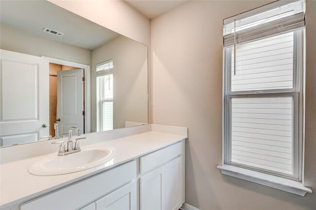 Building Photo - 218 Glass Mountains Wy