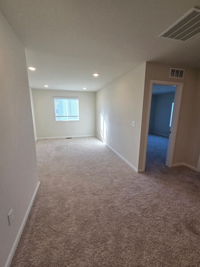 Building Photo - Like new 3 bedroom 2.5 bath with loft