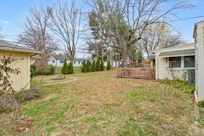 Building Photo - RARE SOUTHERN HILLS BEAUTY! 3 living rooms...