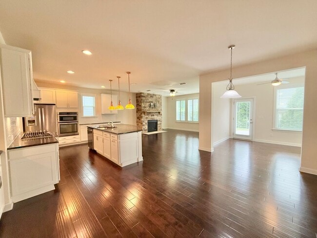 Building Photo - Beautiful 4BD, 3BA House with Bonus Family Room, Large Fenced Backyard, and Finished 2-Car Garage...