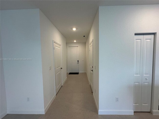 Building Photo - 402 SE Crossoak Ln