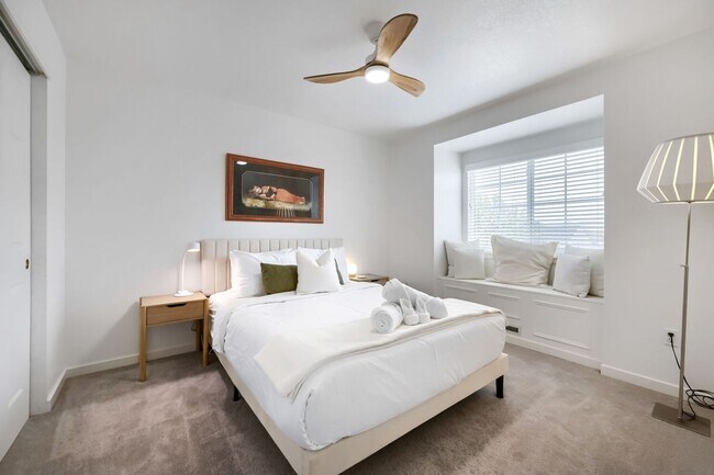 Building Photo - 2 BDR Gorgeous Updated Townhome with Huge Garden