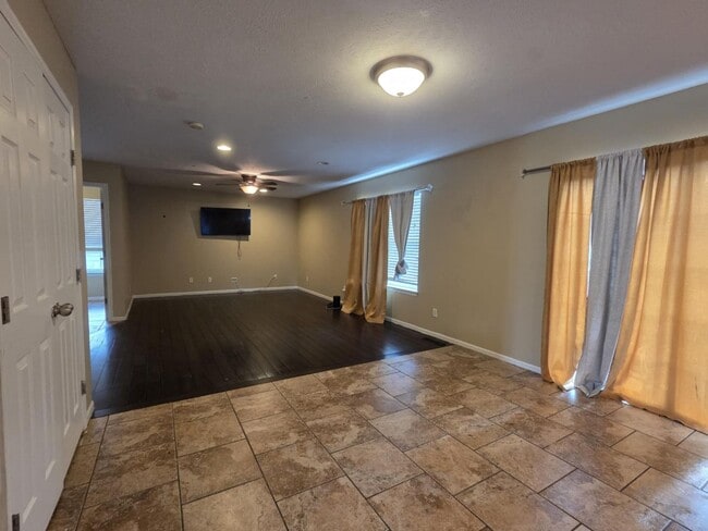 Building Photo - Large family corner lot home for rent!