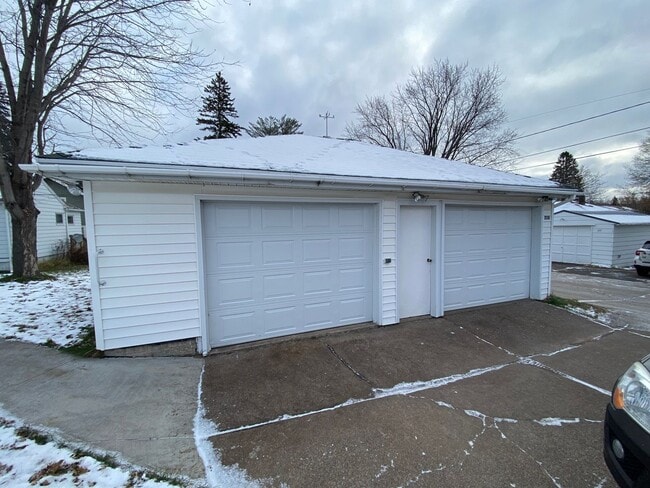 Building Photo - AVAILABLE JUNE 15TH - 3 BED 1 BATH