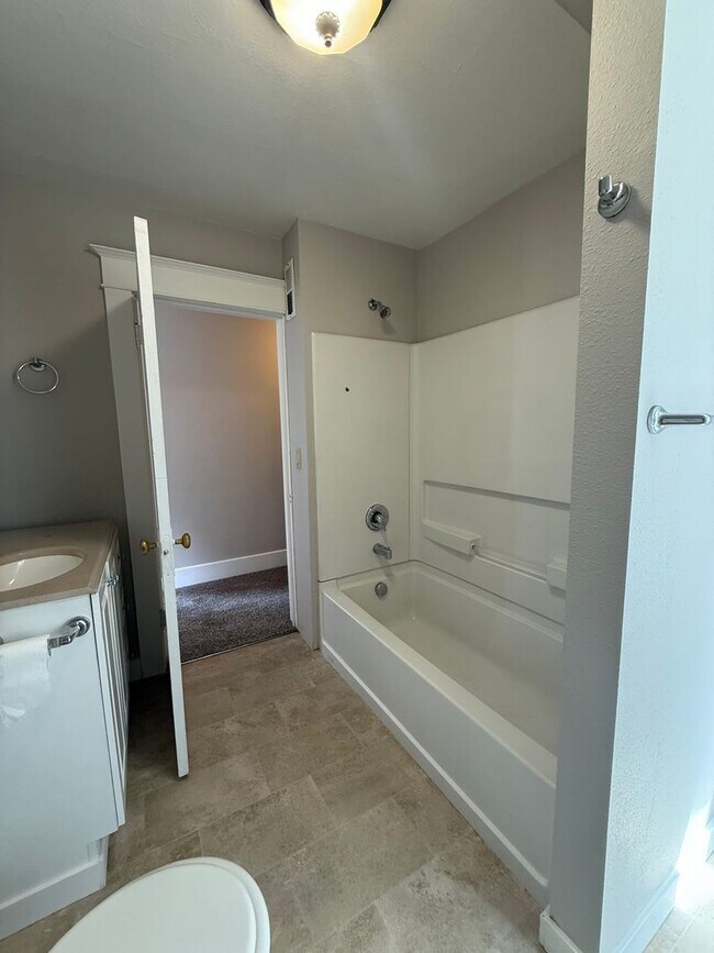 Building Photo - Large 4 Bed House with Fenced Yard
