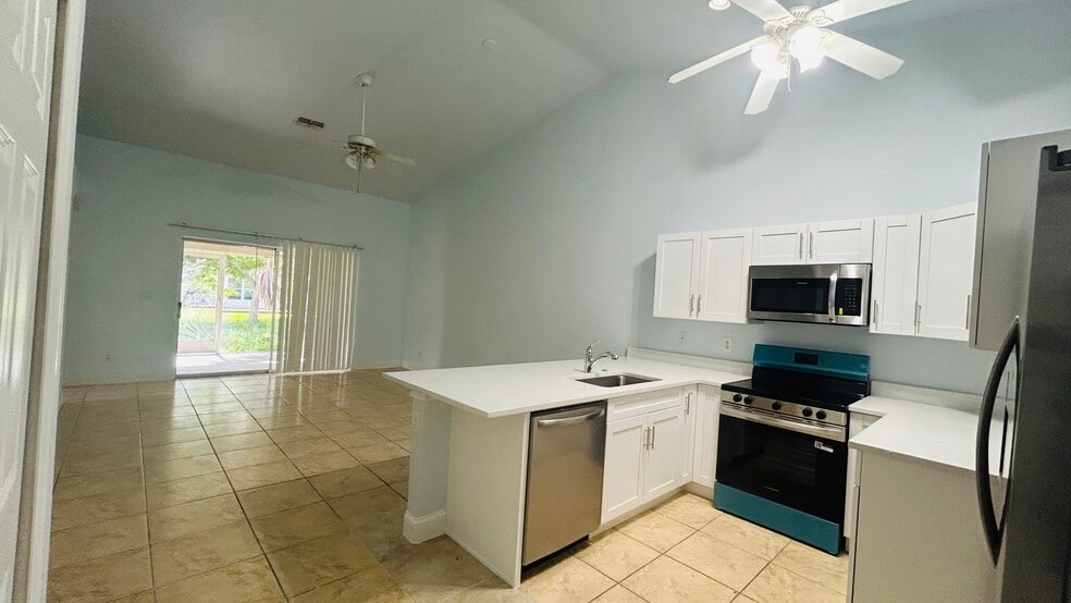 Brand new kitchen and stainless steel appliances - 4329 Skyline Blvd