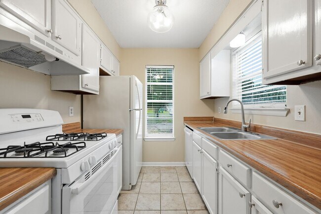 Building Photo - Prime Niceville Location!