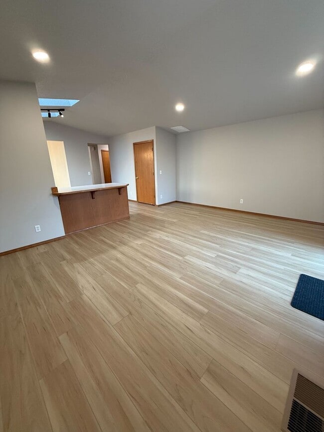 Building Photo - Newly Renovated 3B/2Ba Home in Quiet Neighborhood!